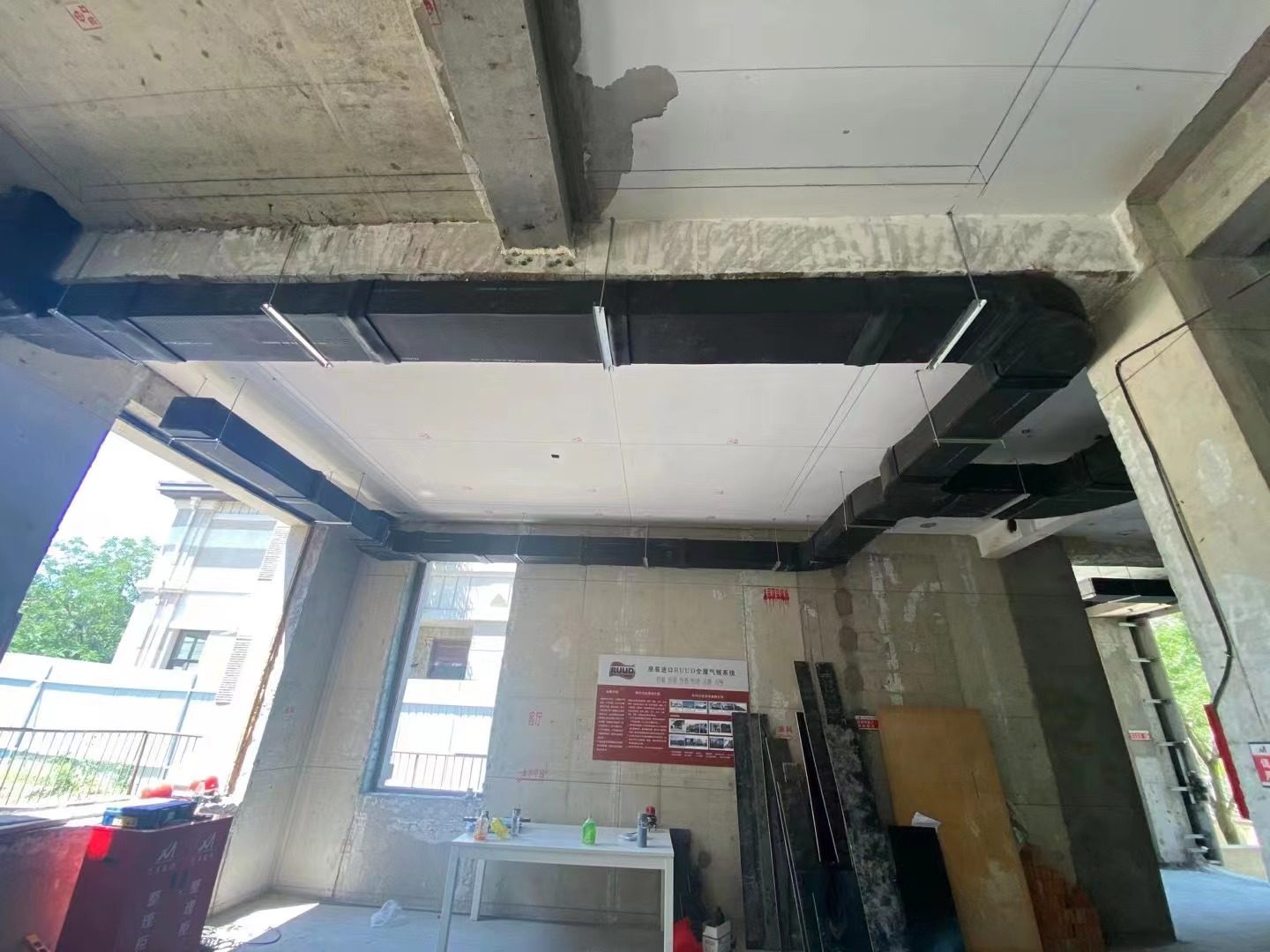 全空气系统安装施工现场实拍：风管保温与吊顶内排布，避免标高冲突