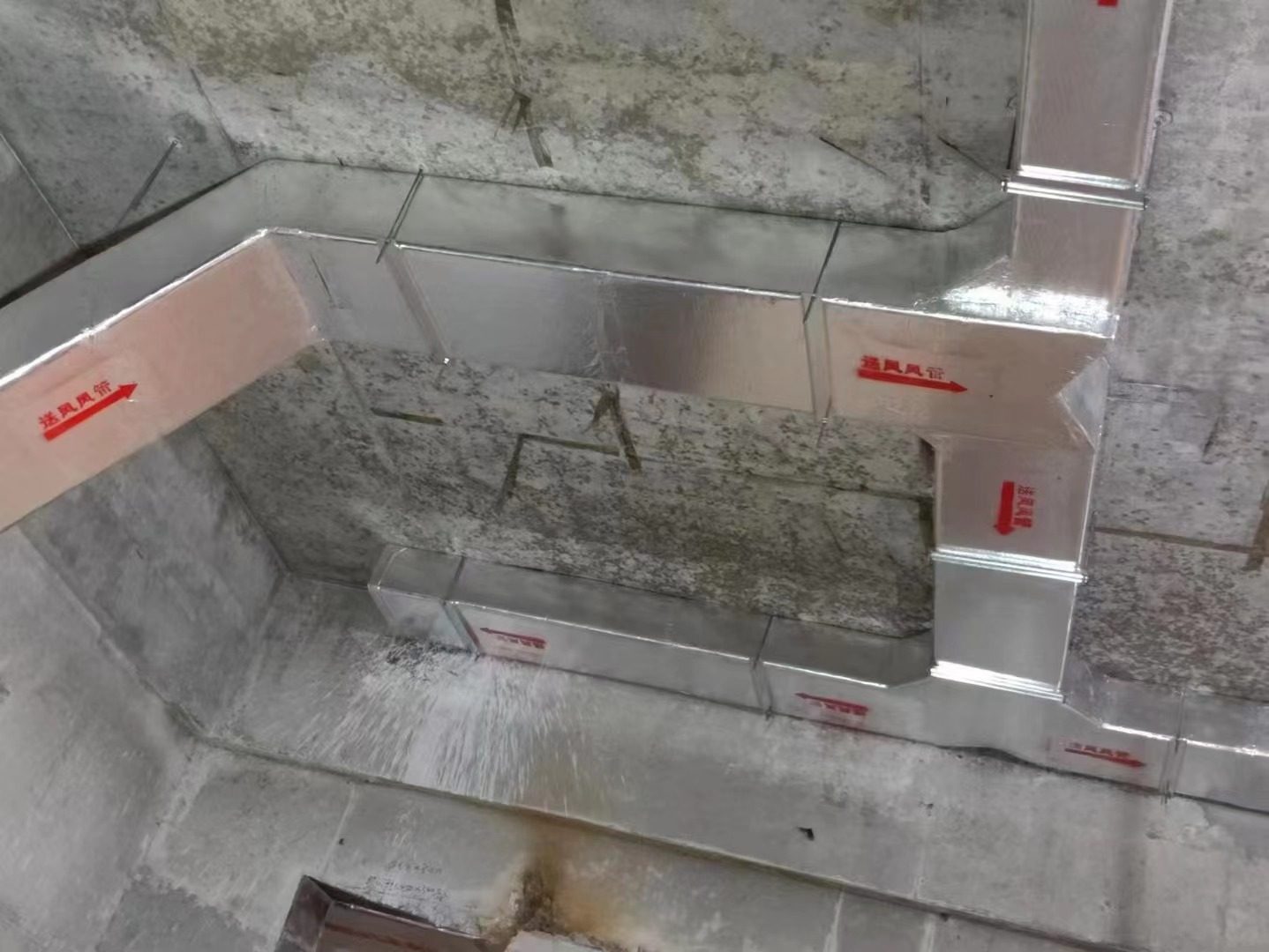 全空气系统安装施工现场实拍：风管弯头与变径现场制作，减少局部阻力