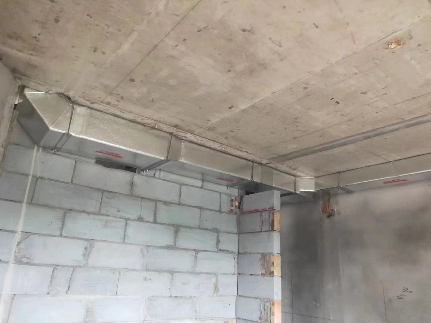 全空气系统安装施工现场实拍：支管接驳与风口预留，接口做气密处理