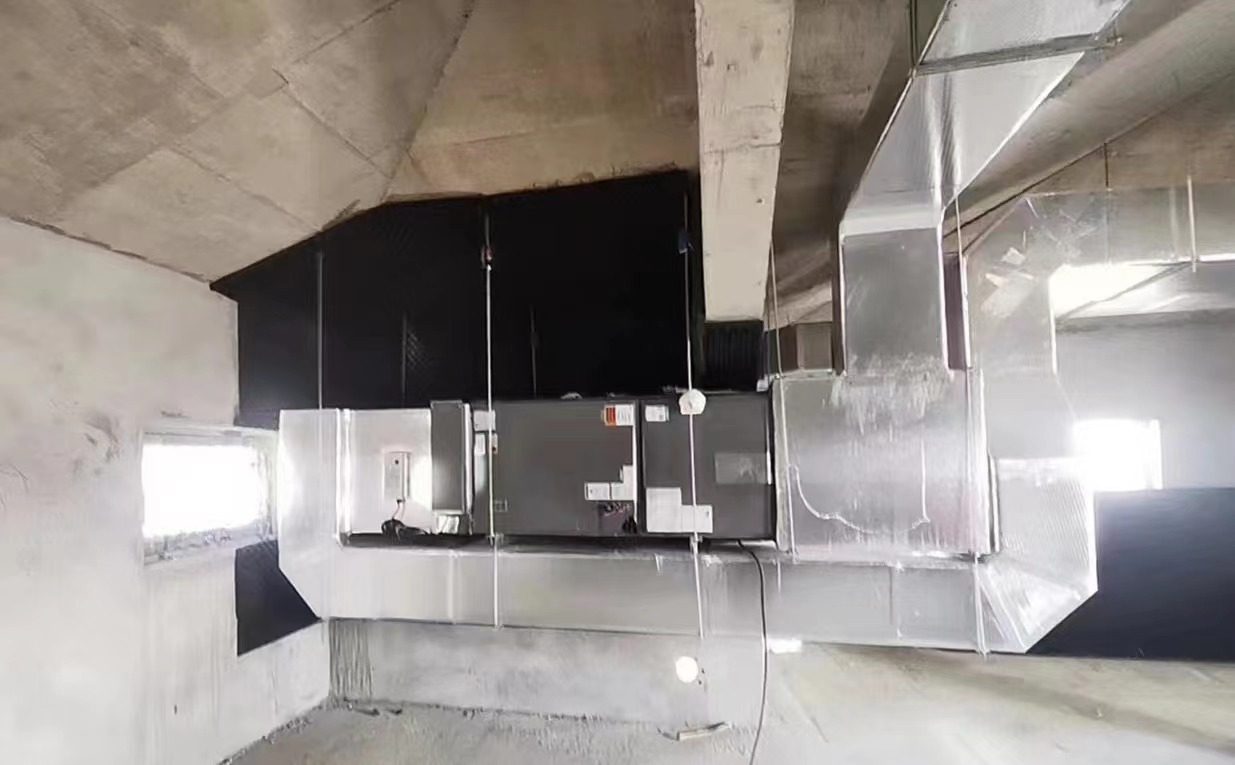 全空气系统安装施工现场实拍：送风主管与末端风口，逐路做风量平衡
