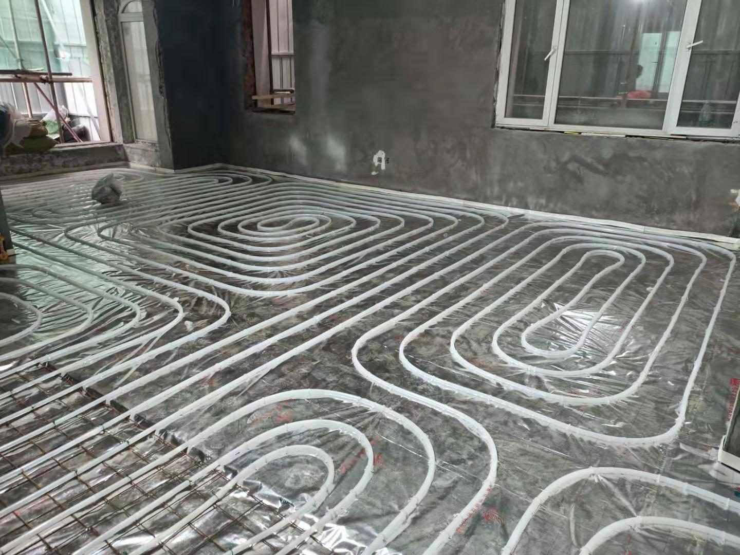 地板采暖系统安装施工现场实拍：盘管间距与回路走向，按热负荷分区设计