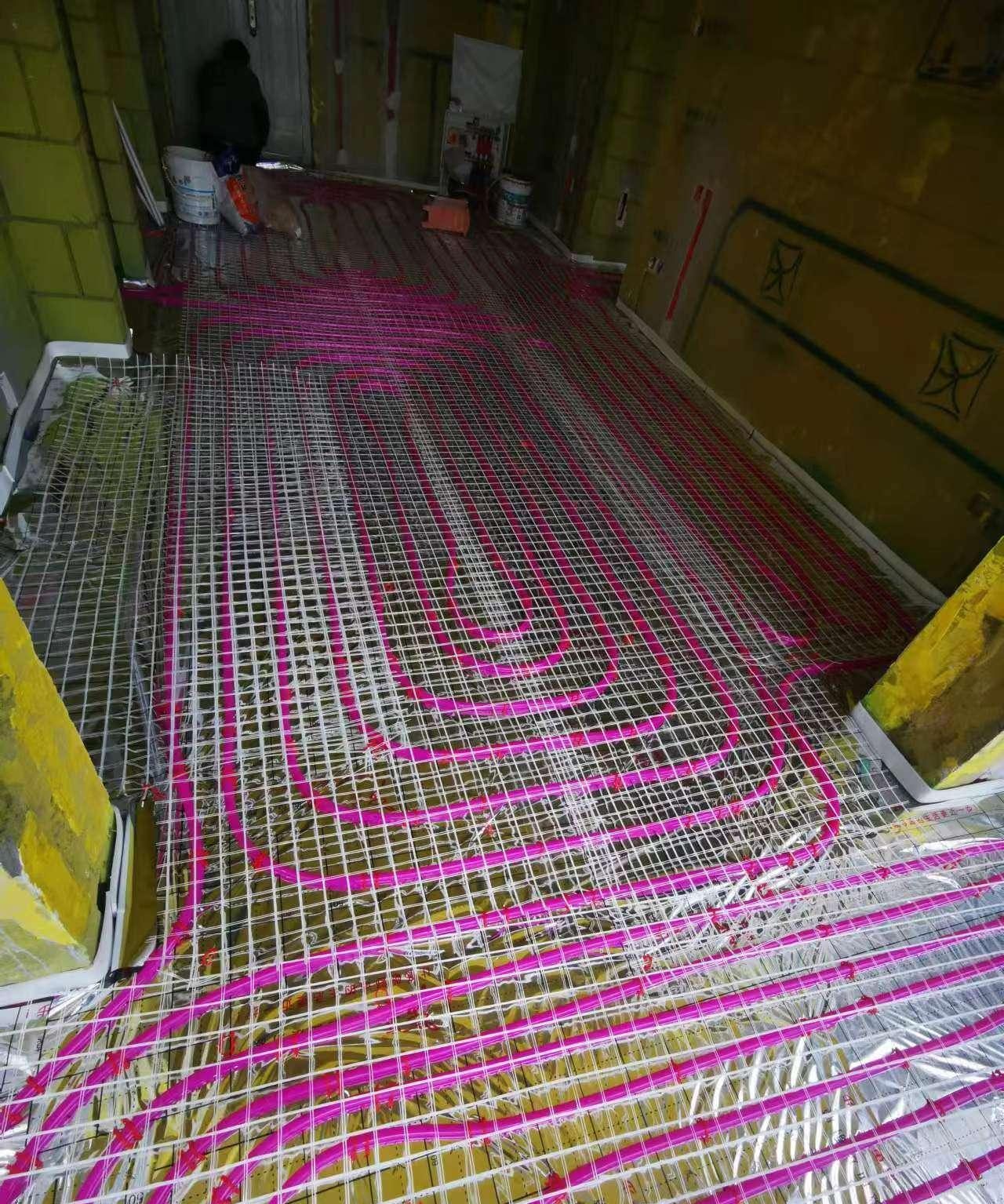 地板采暖系统安装施工现场实拍：落地窗前盘管加密，补偿外墙侧热损失