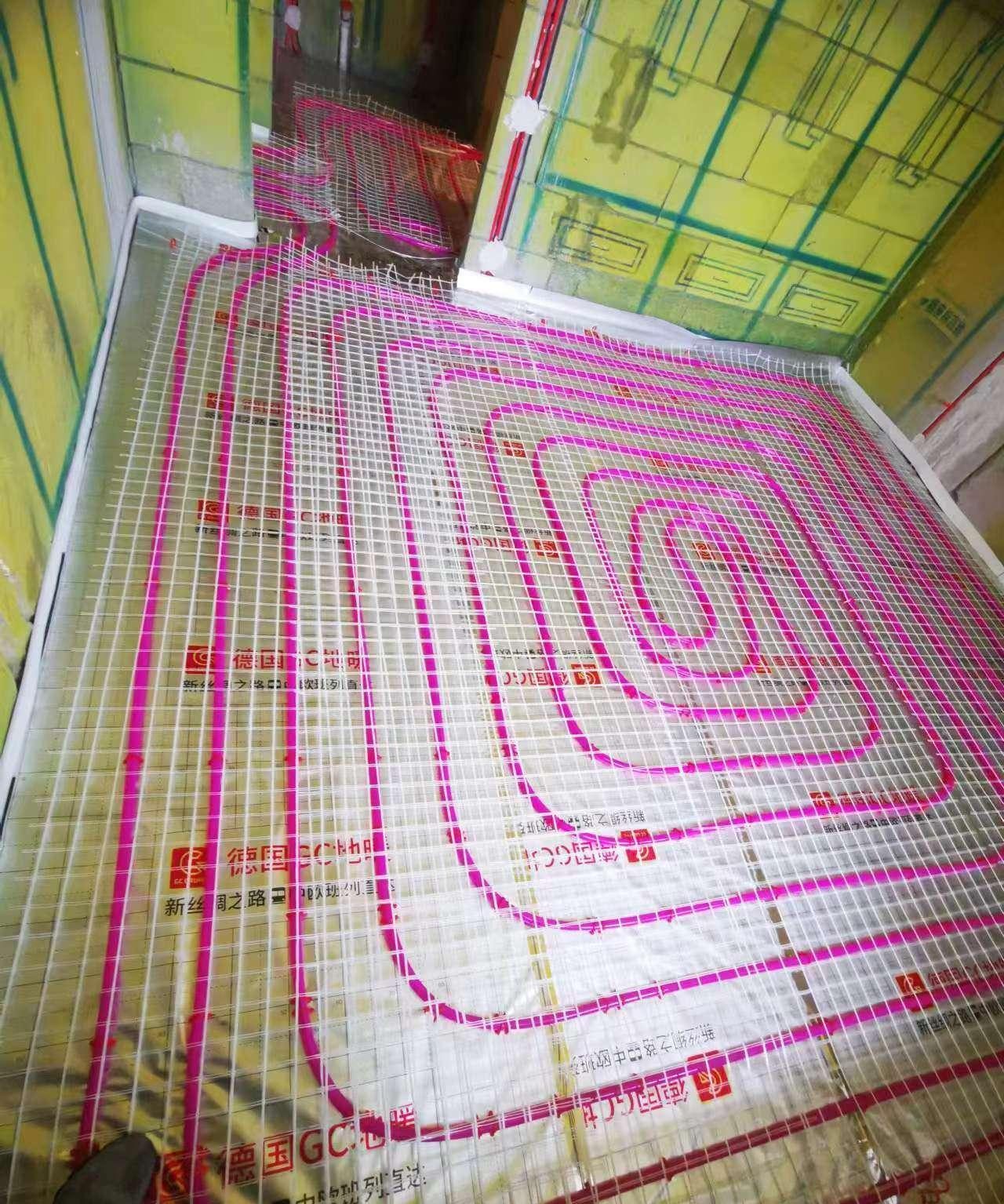 地板采暖系统安装施工现场实拍：盘管完成面与边界保温条，避免热桥