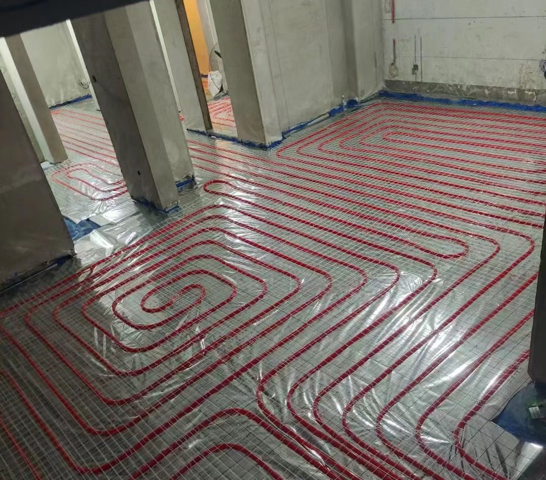 地板采暖系统安装施工现场实拍：多回路盘管完成面，管路不交叉、不重叠