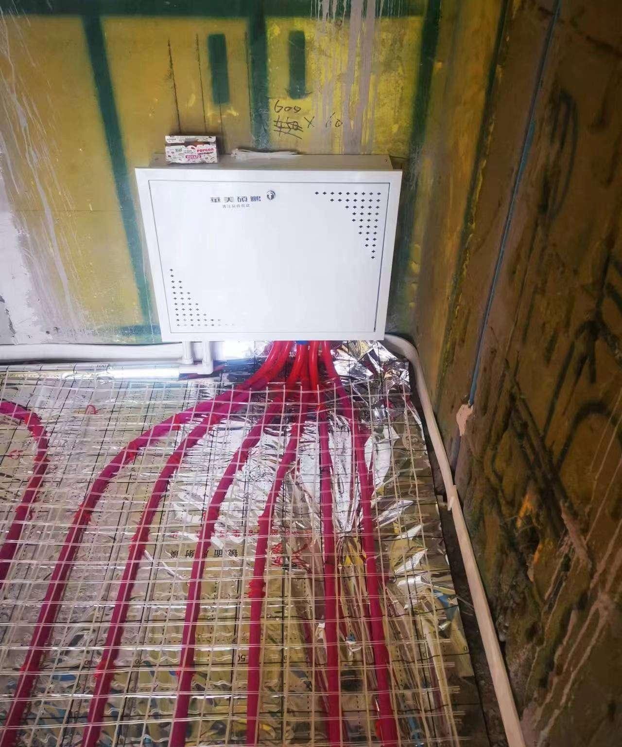 地板采暖系统安装施工现场实拍：壁挂炉与分集水器接口，采暖与热水共用热源