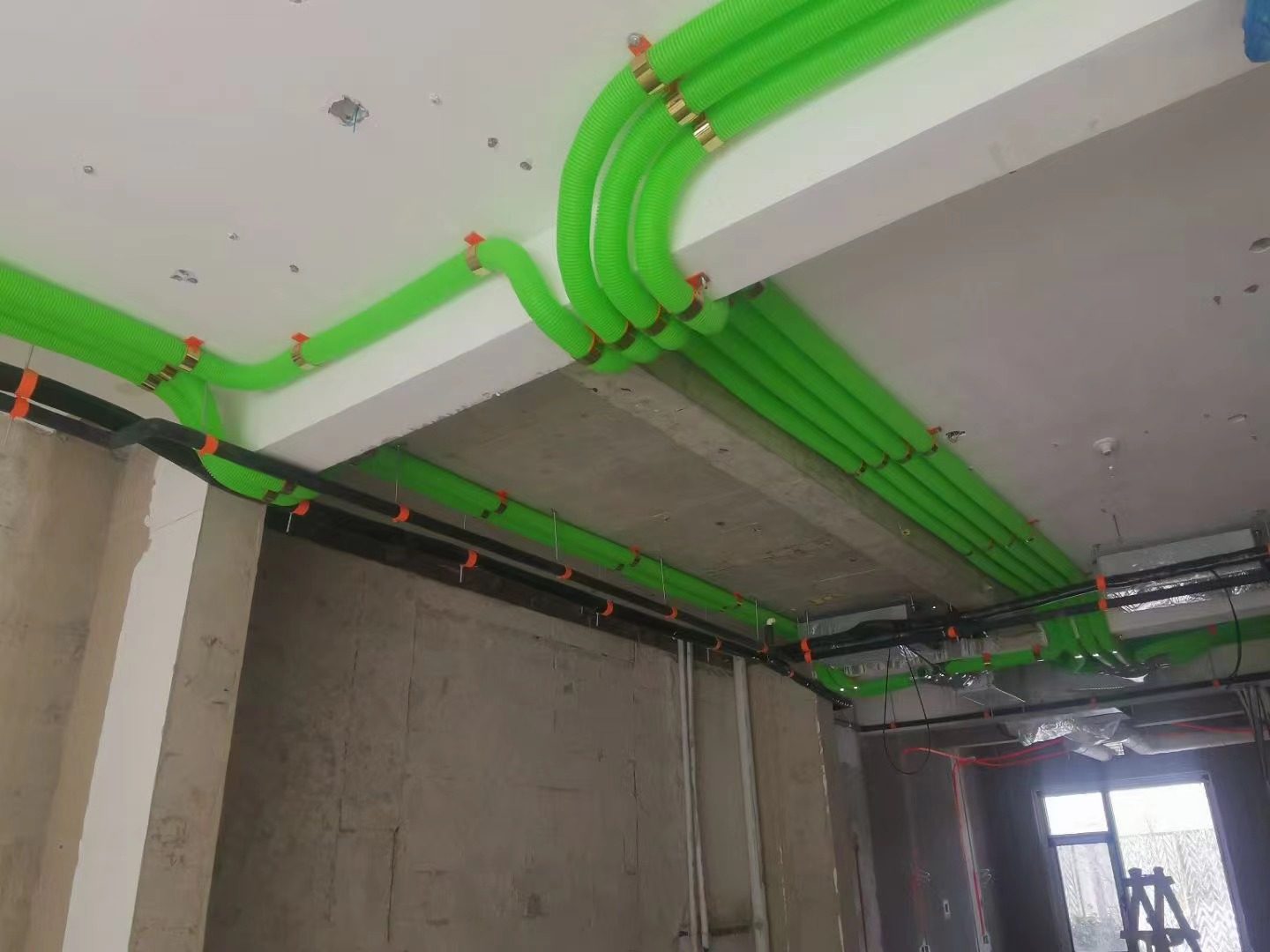 匠心万众自有班组新风管路施工现场实拍