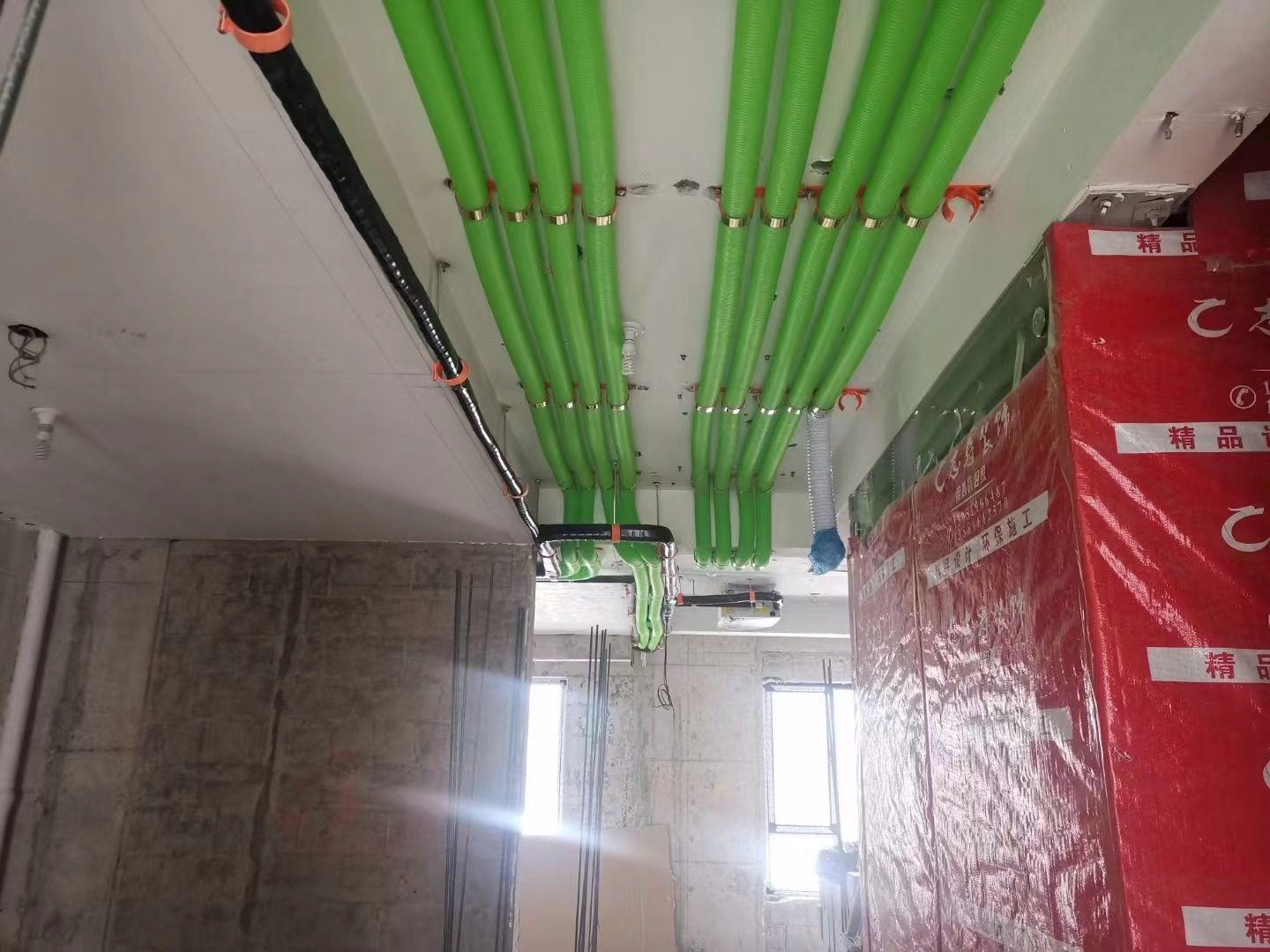 中央新风系统安装施工现场实拍：多路新风管并行排布，吊顶内整齐走线