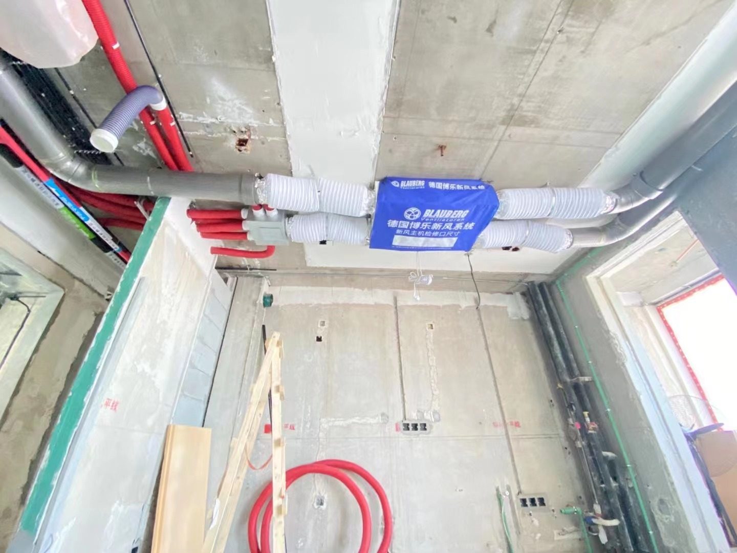 中央新风系统安装施工现场实拍：新风机组与吊顶内管路连接完成