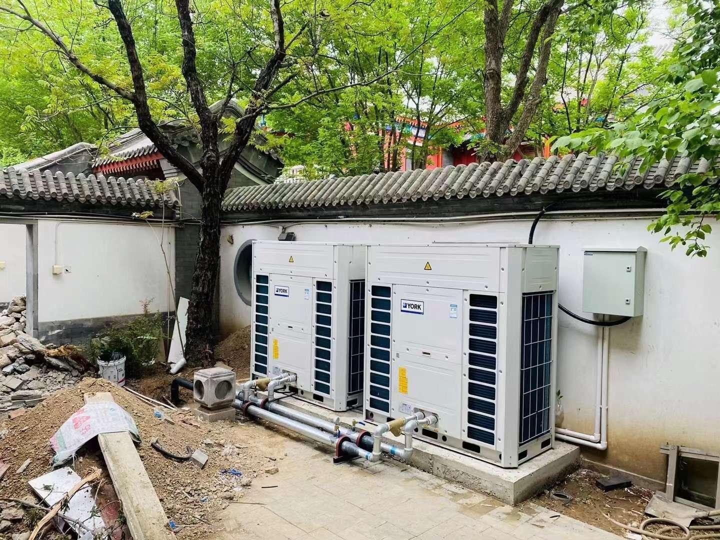 空气源 · 地源热泵安装施工现场实拍：空气源热泵室外机就位，机组周边预留检修空间