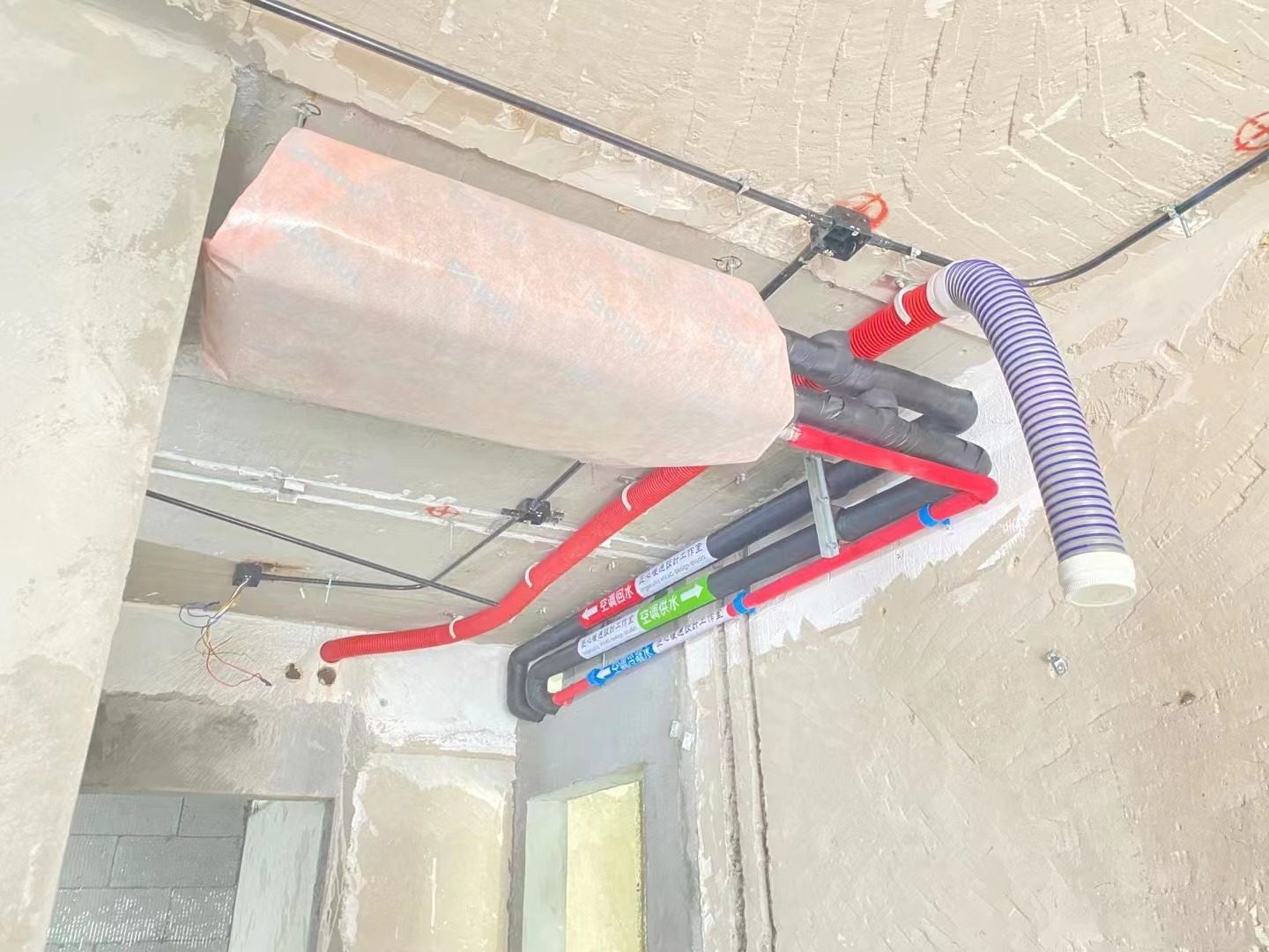 空气源 · 地源热泵安装施工现场实拍：风管与冷媒管并行吊装，标高一次协调到位