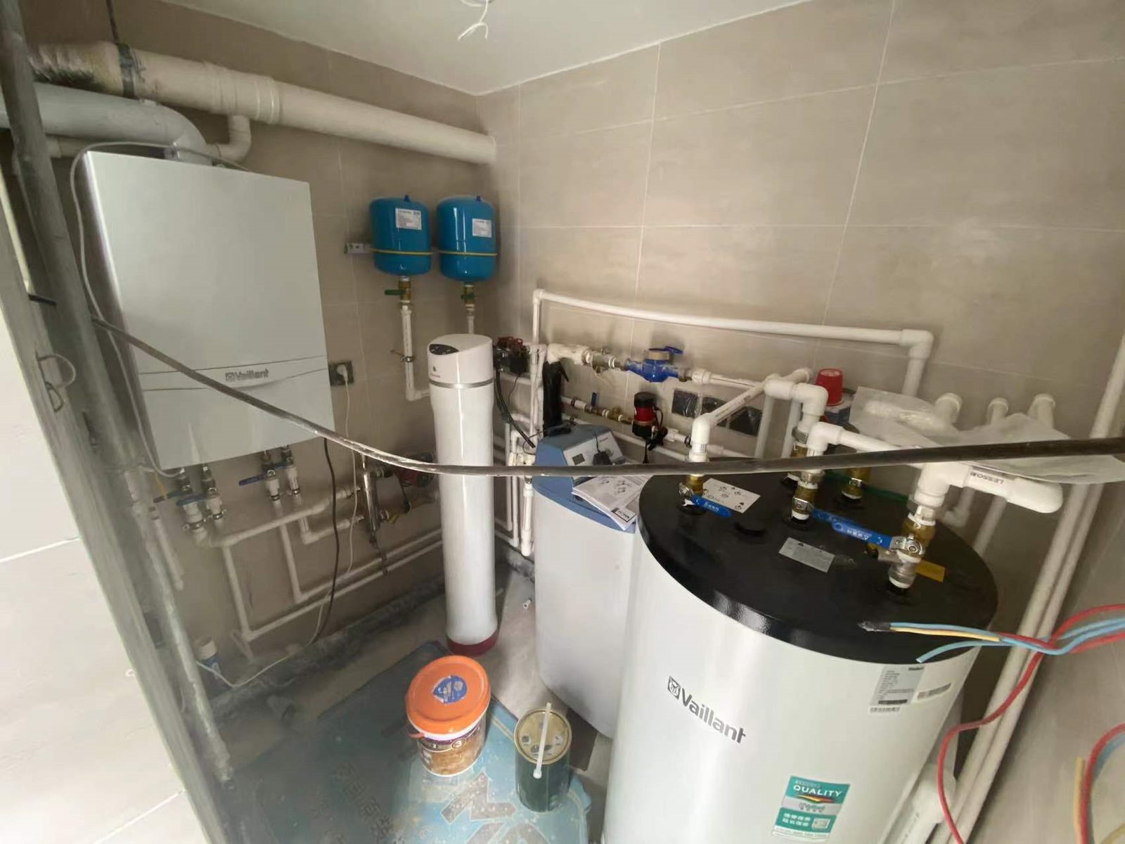 设备间系统安装施工现场实拍：设备间水箱与水泵组，基础做减振处理